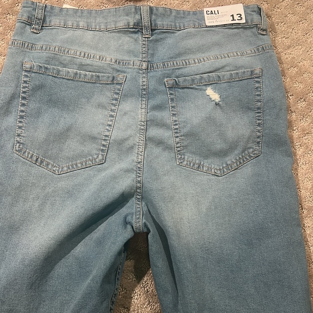 CALI ULTRA HIGH RISE DISTRESSED BERMUDA SHORTS LIGHT - Picture 3 of 4